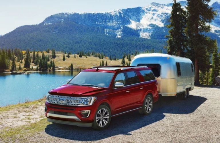 2021_Ford_Expedition_parked_with_a_trailer_o