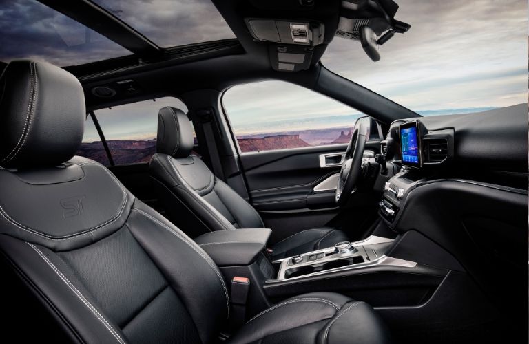 Dashboard_and_black_front_seats_in_2020_Ford_Explorer_o