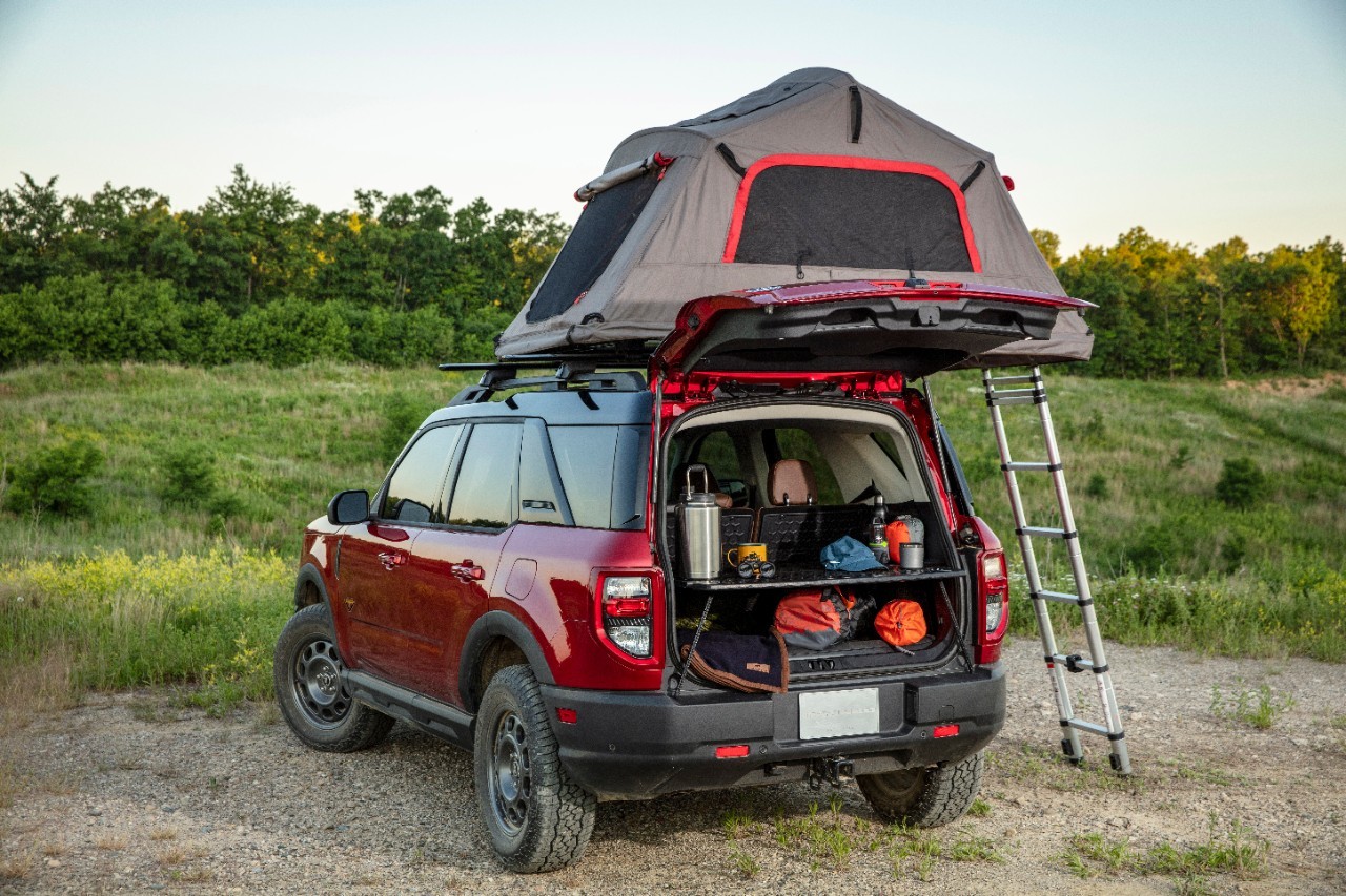 Ford Bronco Sport 2021 avec sa table pratique et son toit supportant une tente