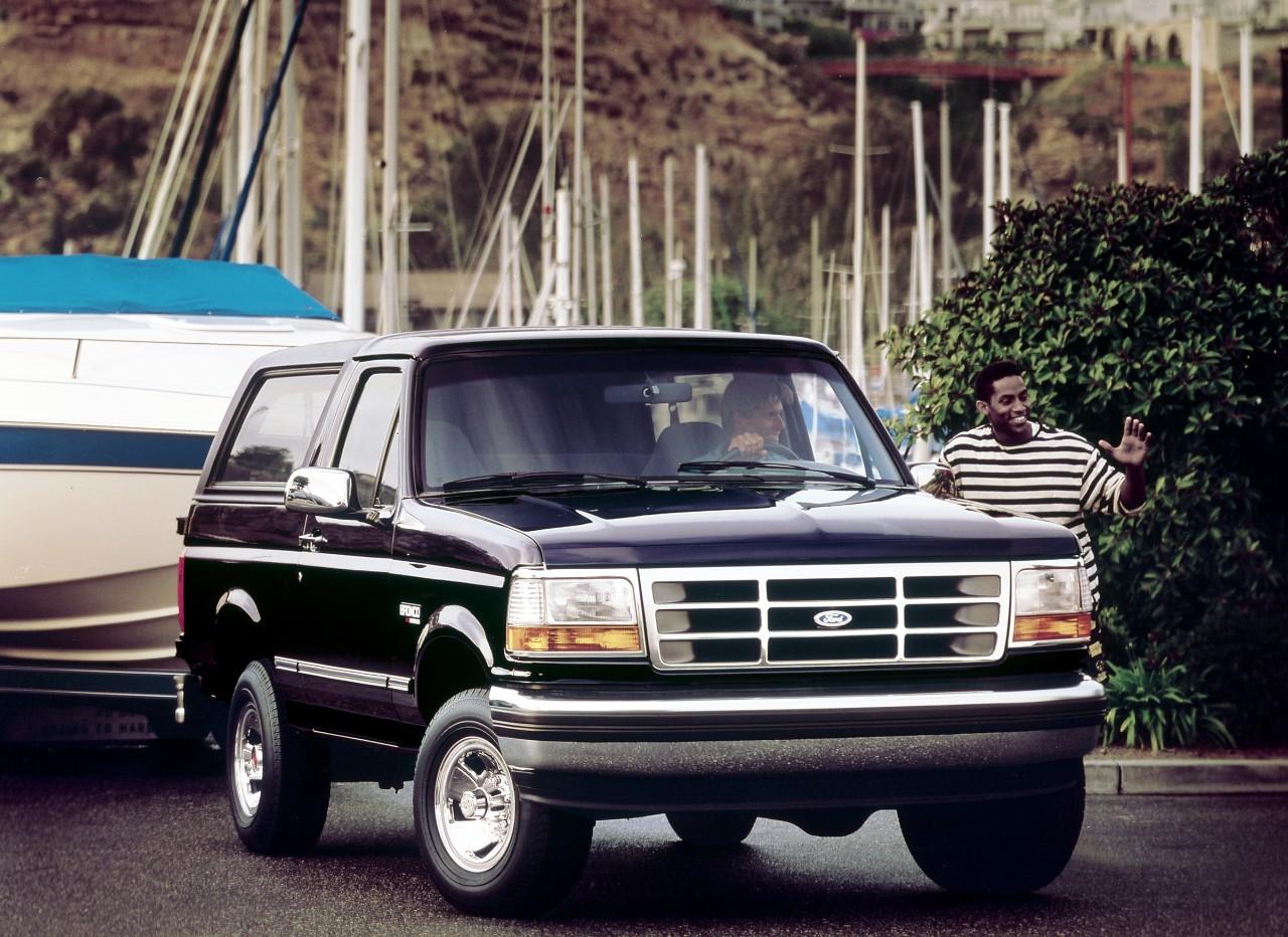 Ford Bronco tirant un yacht