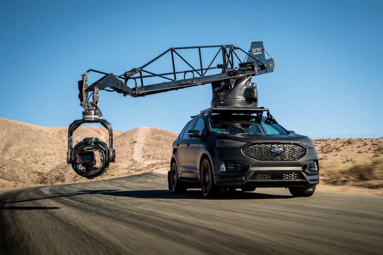 Ford Edge ST noir avec grue de caméra de poursuite haute vitesse