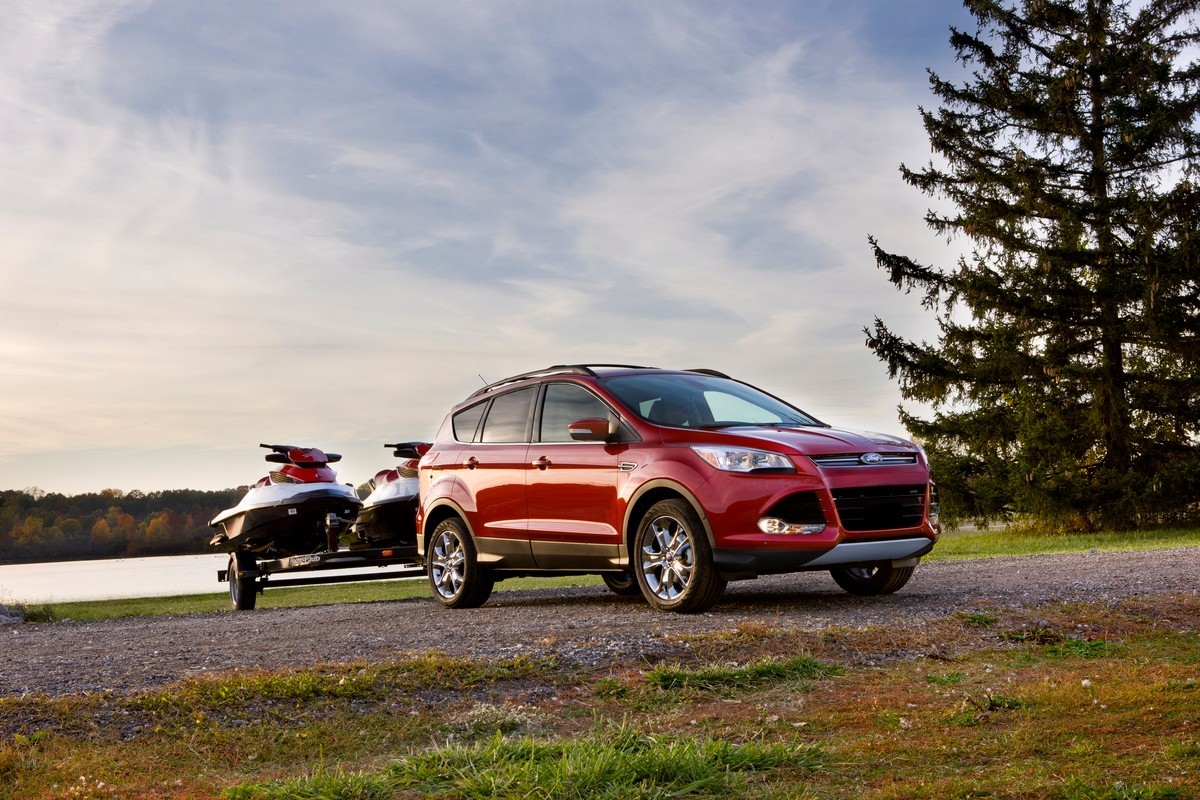 Ford Escape rouge remorquant 2 motomarines