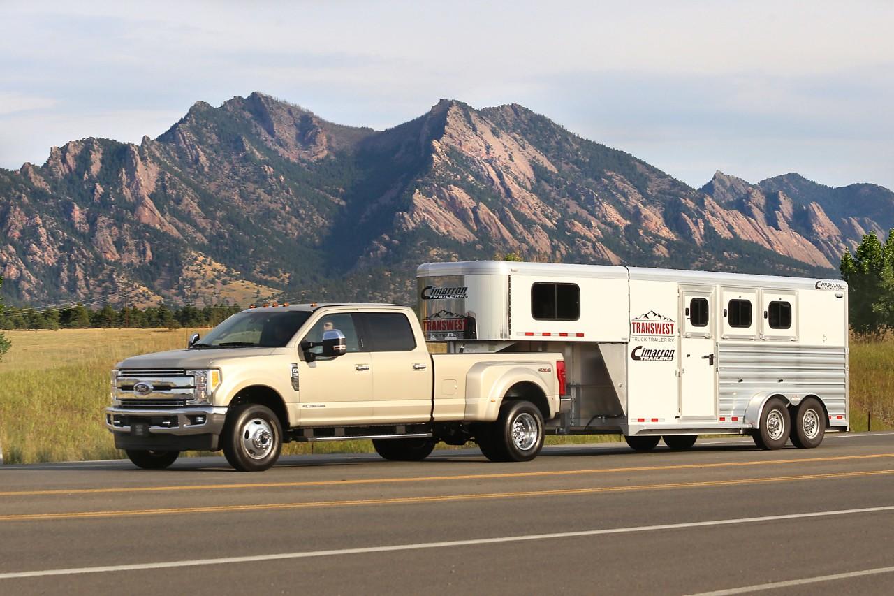 F-350 Crew Cab Lariat tirant une caravane à sellette