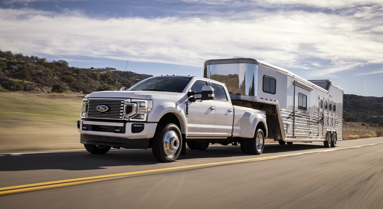 Ford F-450 blanche tirant une grosse caravane à sellette