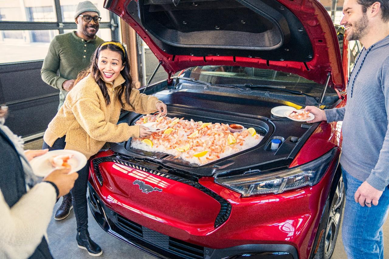 Coffre avant d'un Ford Mustang Mach-E rouge contenant 4,8 pieds cubes d'un coctail de crevettes sur glace
