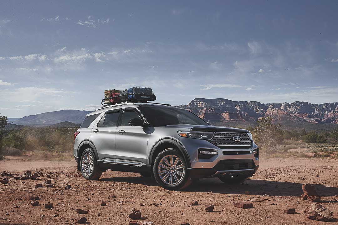 vue trois quart avant du Ford Explorer 2021 stationné dans un desert
