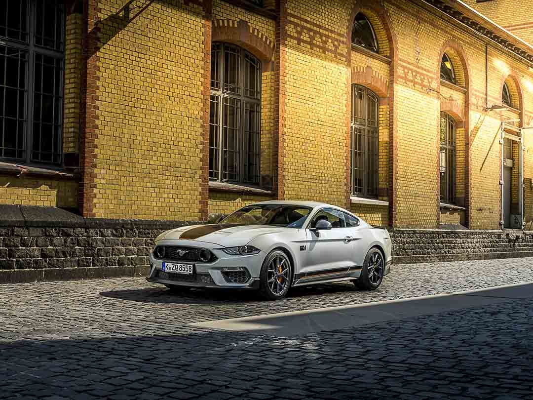 vue trois quart avant de la Ford Mustang Mach 1 2021 stationné sur une rue pavée