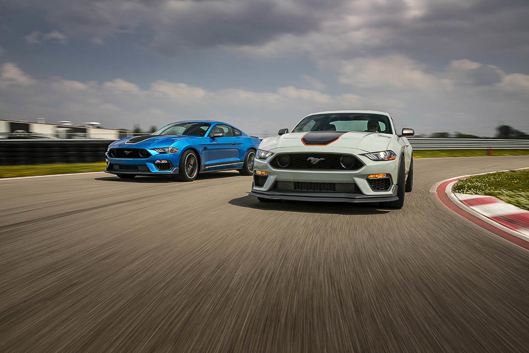 latérale avant de deux Ford Mustang Mach 1 2021 roulant sur une piste de course