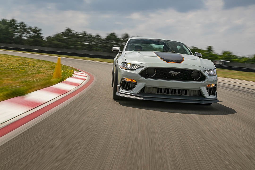 vue avant de la Ford Mustang Mach 1 2021 roulant sur un circuit