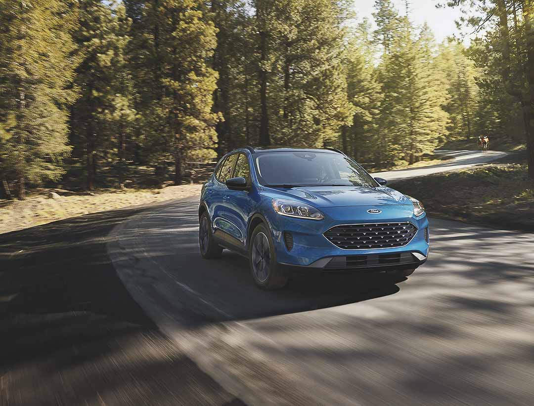 vue trois quart avant du Ford Escape 2021 sur une route