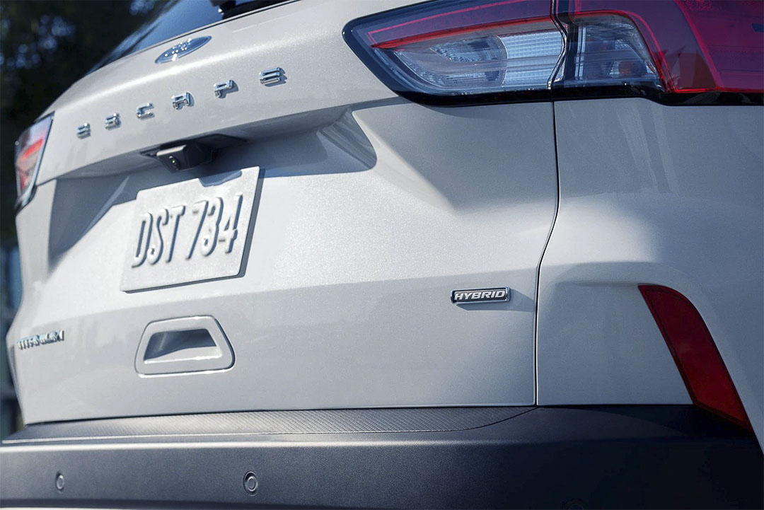 vue rapprochée arrière du Ford Escape hybride rechargeable 2021 avec l'écusson 'Hybrid' et 'Titanium'