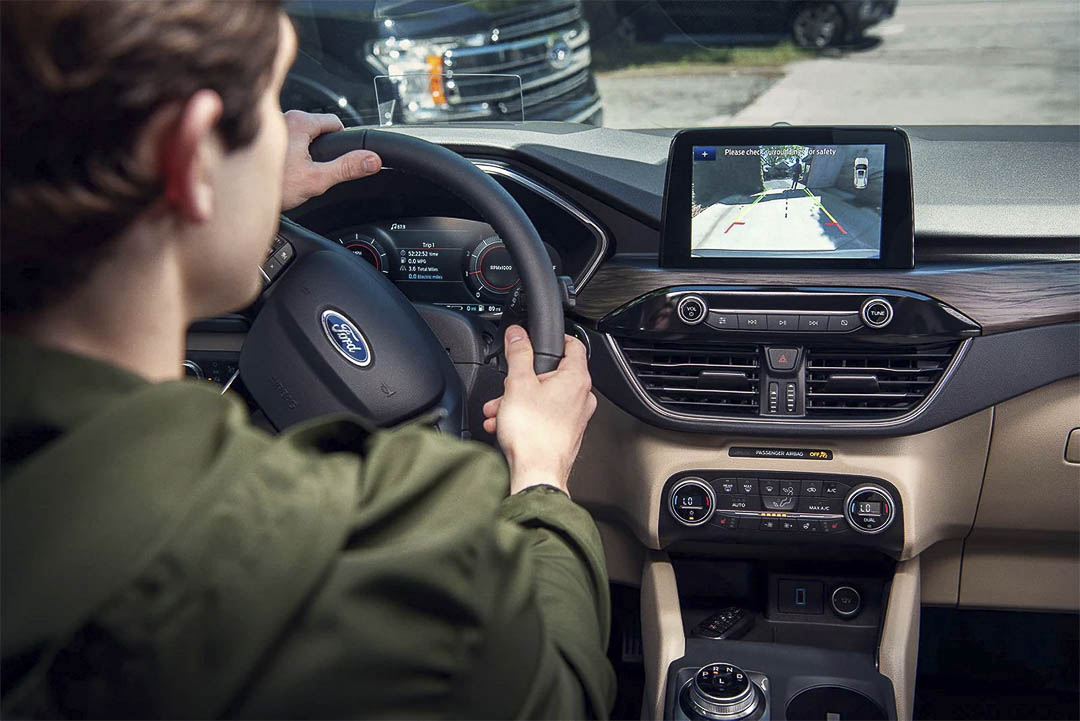 vue de la console central, de l'écran et du volant à l'intérieure du Ford Escape hybride rechargeable 2021