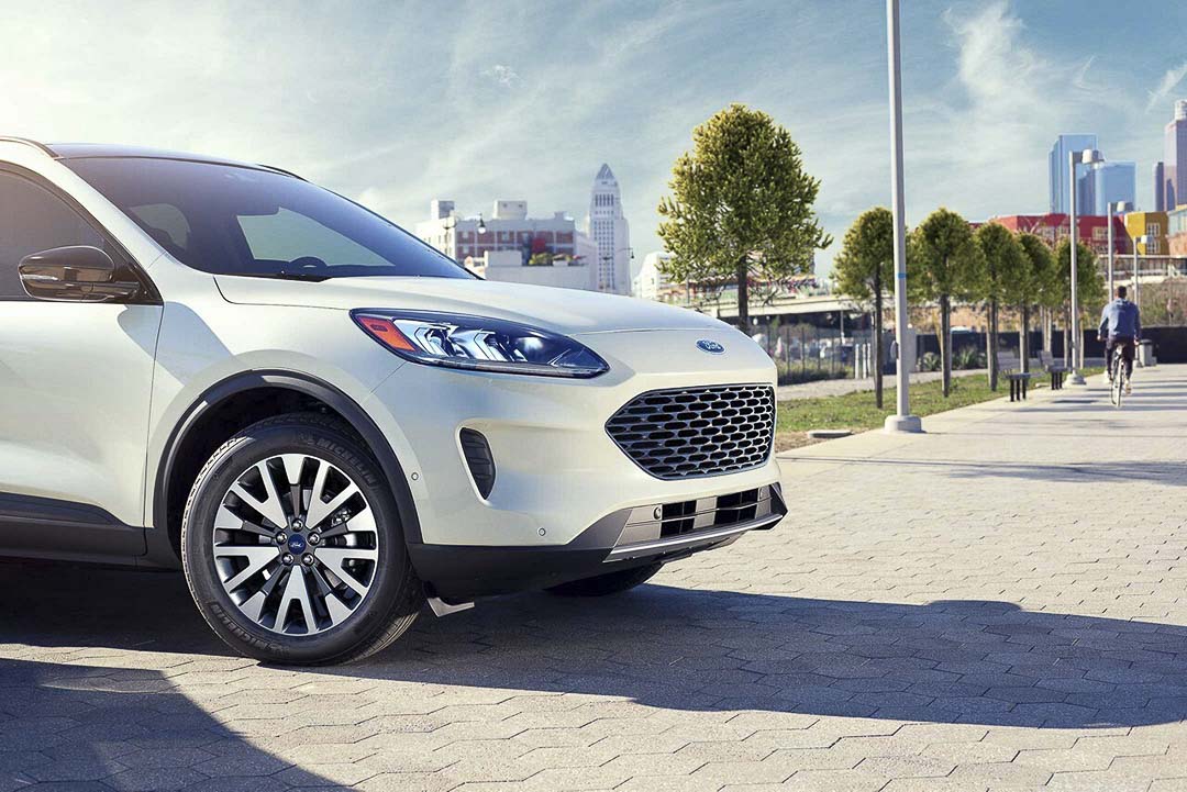 vue latérale avant partielle du Ford Escape hybride rechargeable 2021 stationné