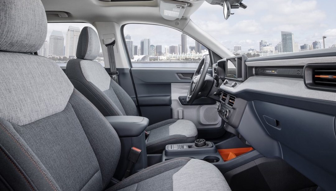 Perspective de vue du passager de l'intérieur du Ford Maverick XLT 2022 couleur Bleu Marine