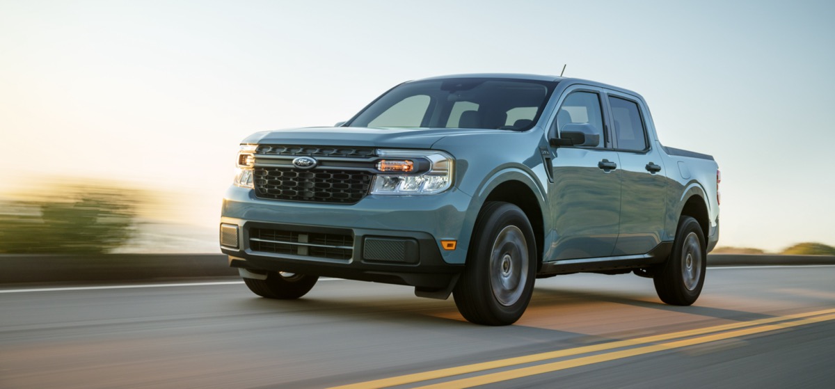 Le Ford Maverick Hybrid XLT 2022 couleur Zone 51 roulant sur la route