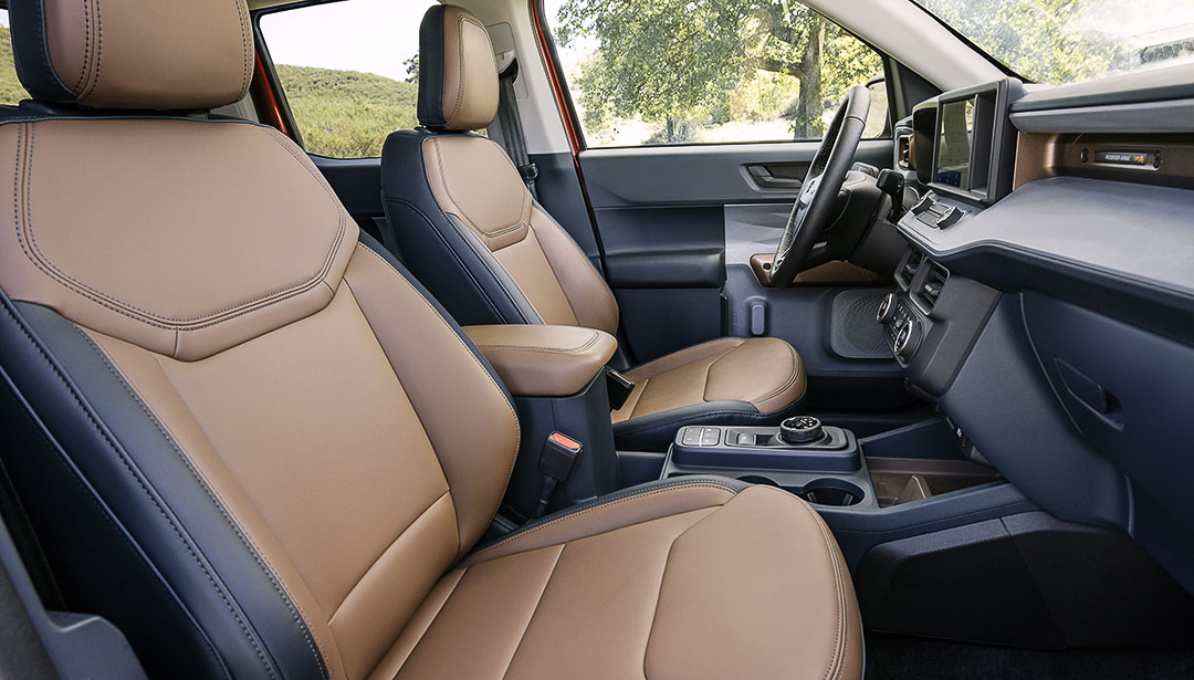 Perspective de vue du passager de l'intérieur du Ford Maverick Lariat 2022 couleur Brun Désert