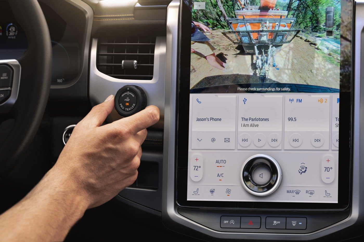 Le grand écran tactile centrale du Ford Expedition 2022 diffusant la technologie de stationnement assisté