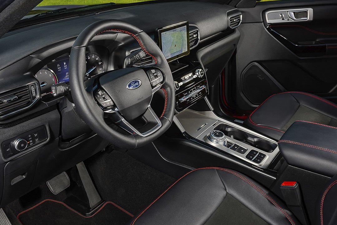 Intérieur avant du Ford Explorer ST Line 2022 incluant son tableau de bord avec toutes ses technologies