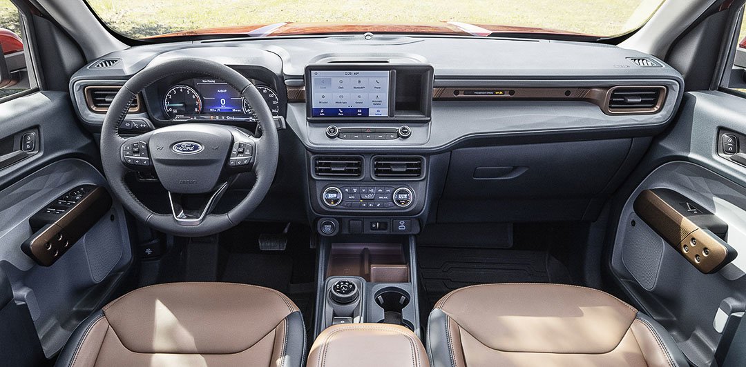 Intérieur avant du Ford Maverick Lariat 2022 incluant son tableau de bord avec toutes ses technologies