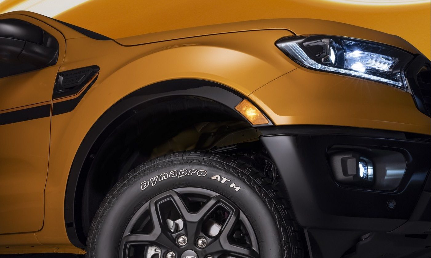 Vue de côté avant du Ford Ranger Splash 2022 incluant le phare et la roue de 18 pouces noir mat