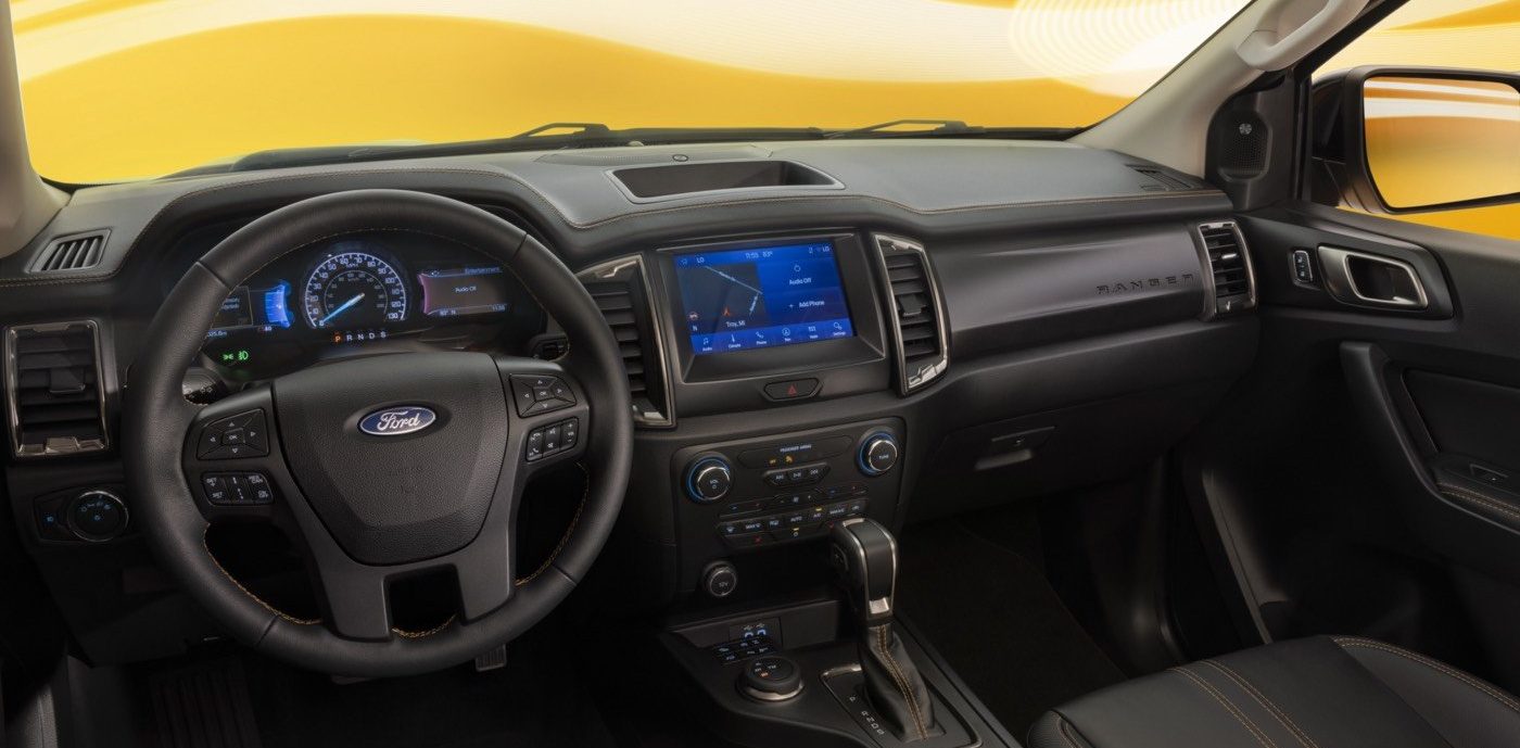 Intérieur avant du Ford Ranger Splash 2022 incluant son tableau de bord avec toutes ses technologies
