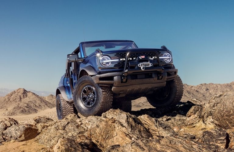 2021_Ford_Bronco_parked_on_rocks_o