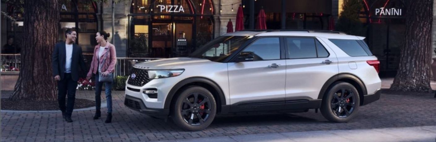 2021_Ford_Explorer_parked_outside_o