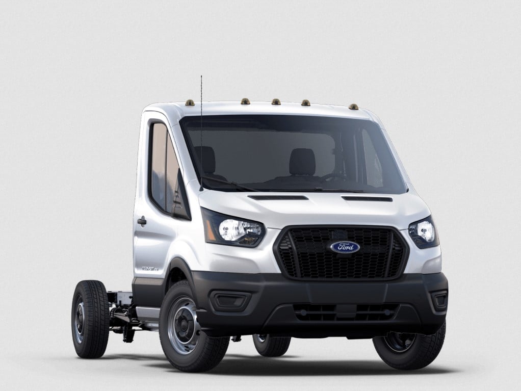 Ford Transit châssis-cabine blanc prêt à recevoir une carrosserie commerciale.