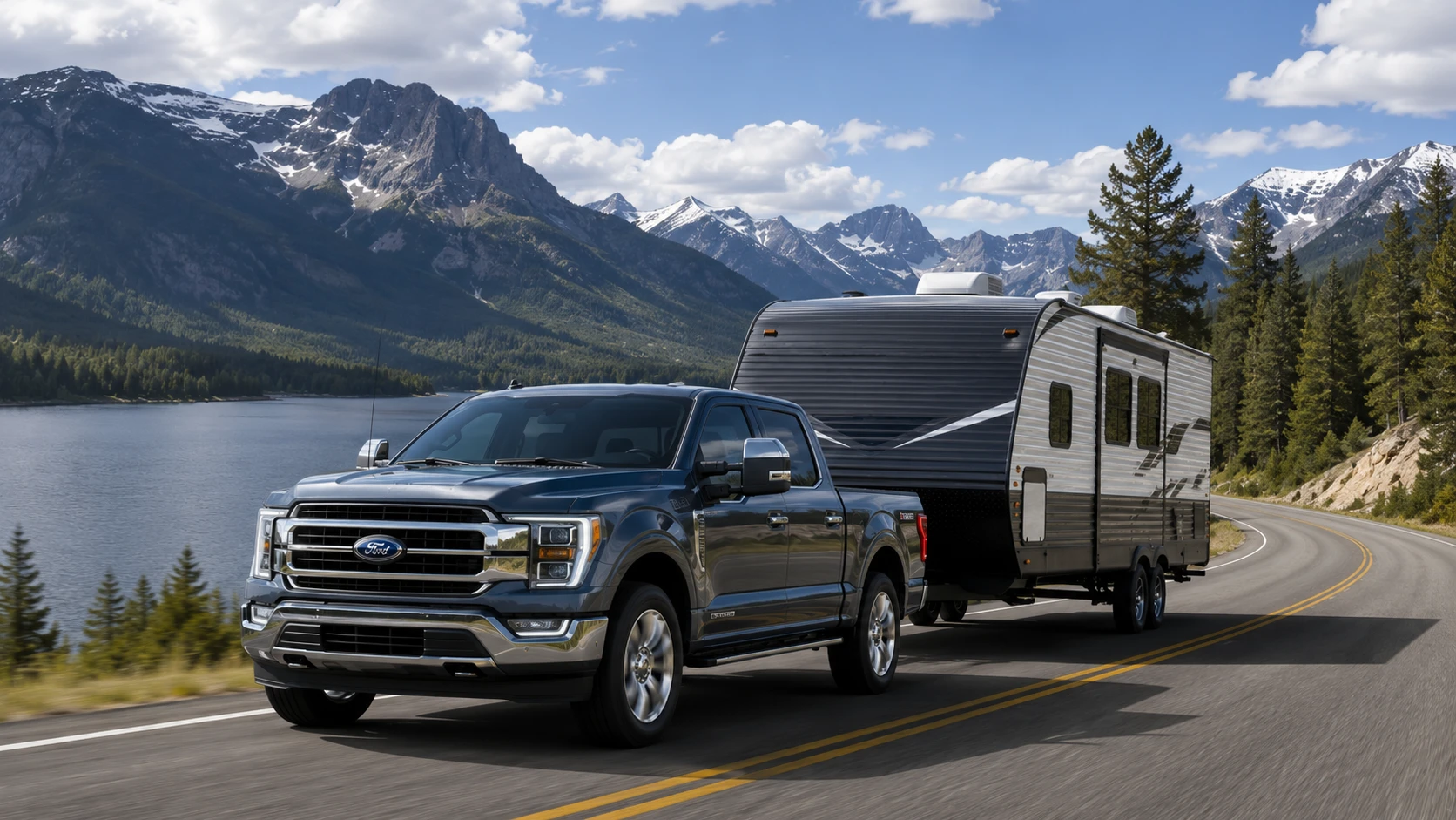 Ford F-150 remorquant une roulotte sur une route de montagne.