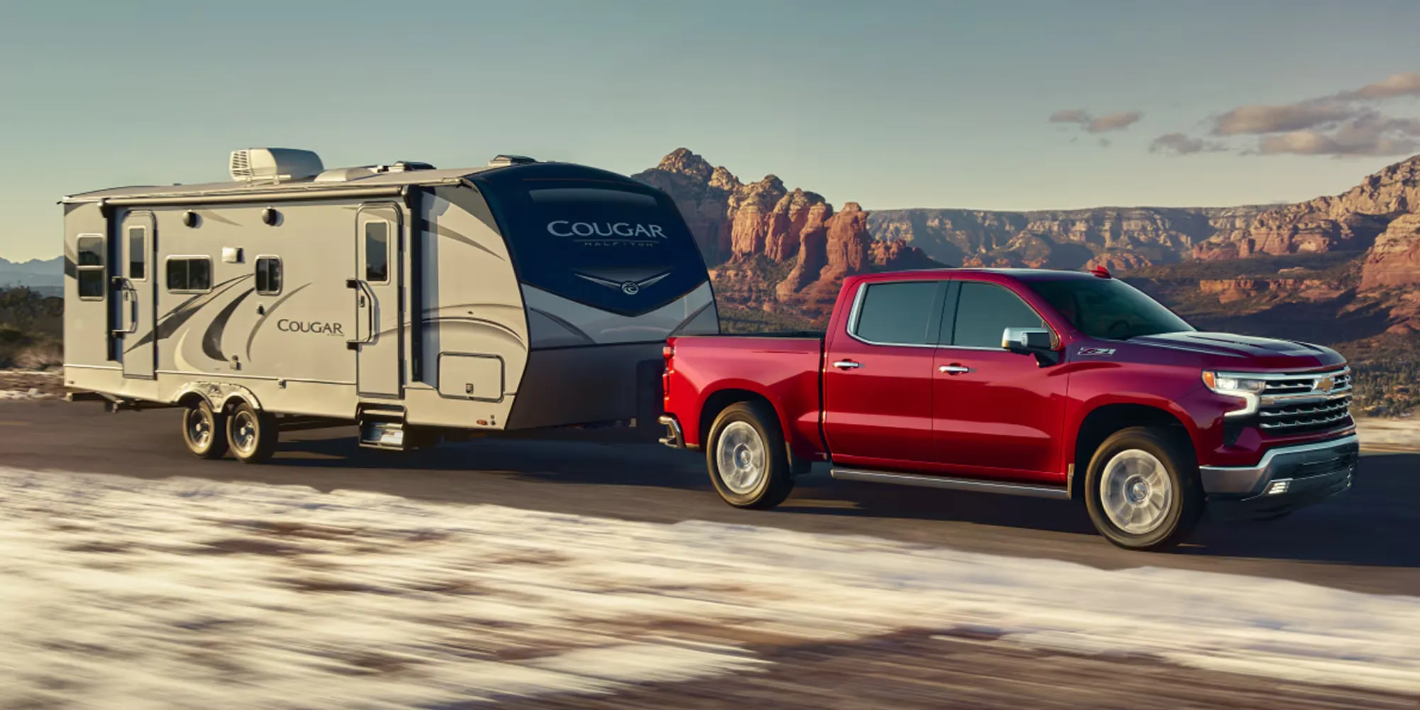 Chevrolet Silverado 1500 2026 rouge remorquant une roulotte.
