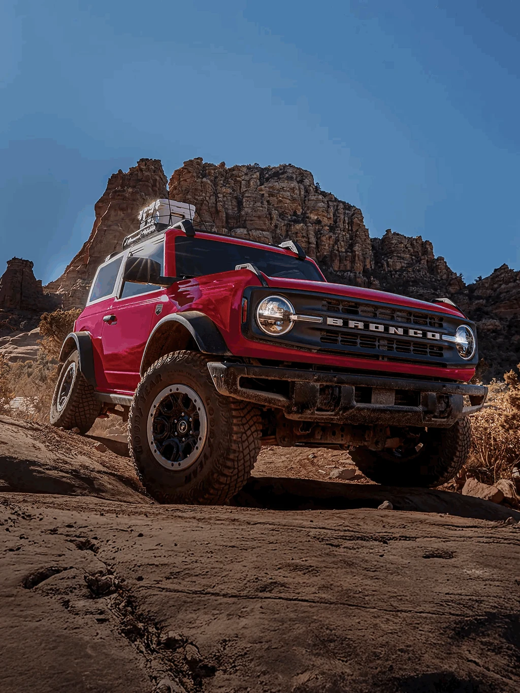 Ford Bronco 2026 rouge en aventure hors route dans les montagnes.