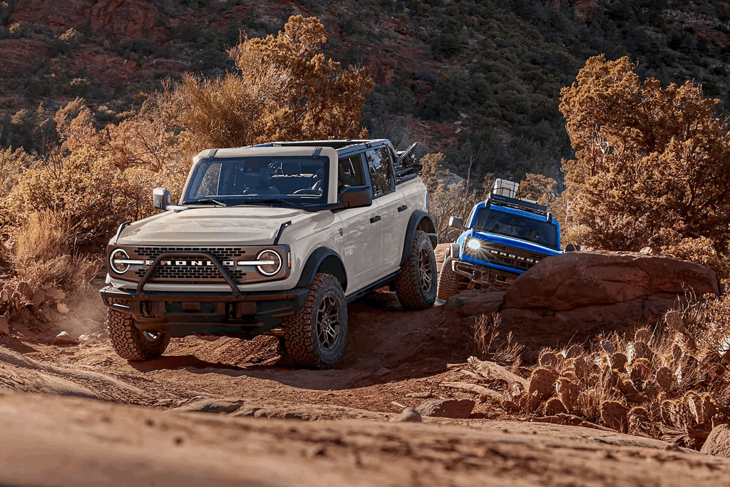 Deux Ford Bronco 2026 sur un sentier rocheux, illustrant leur conception pour la conduite hors route.
