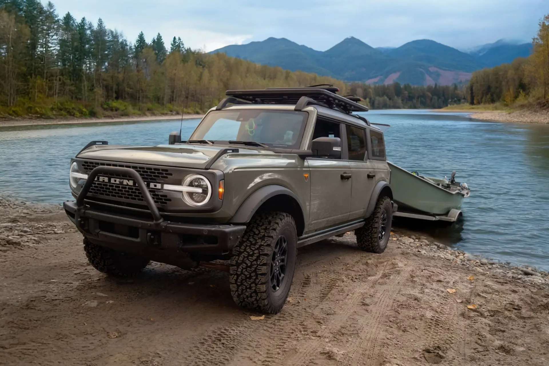 Ford Bronco 2026 remorquant une embarcation au bord d'un lac.