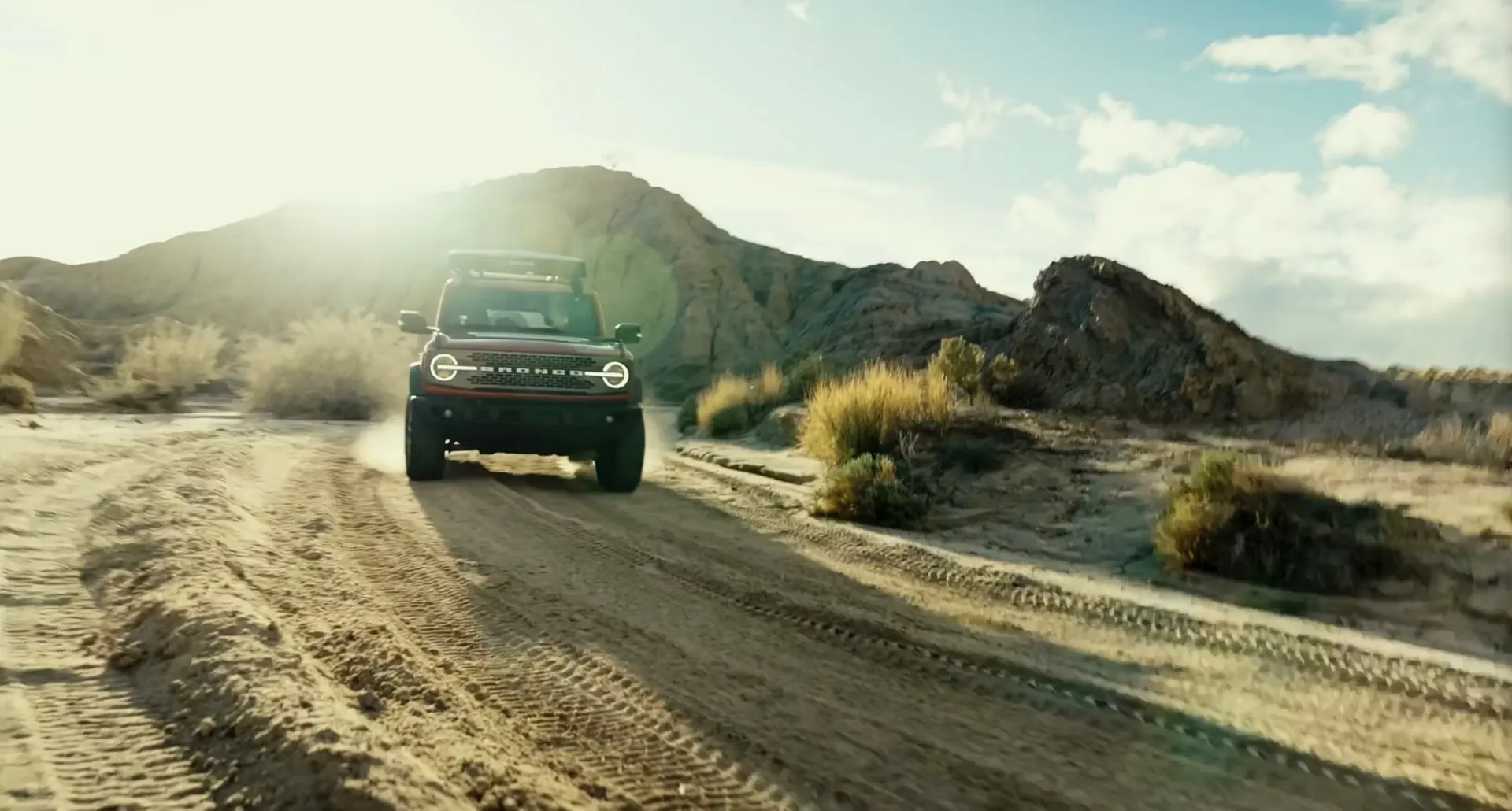 Ford Bronco 2026 vert en conduite hors route dans un paysage désertique.