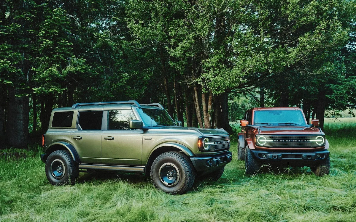 Deux Ford Bronco stationnés dans une clairière pour illustrer les nouveautés du Bronco 2027.