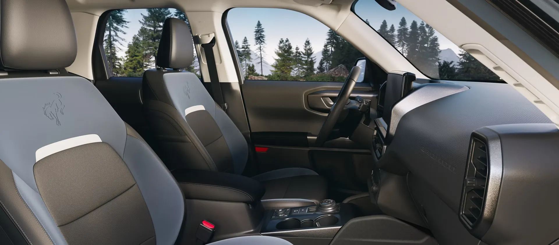 Habitacle avant spacieux du Ford Bronco Sport 2026 avec sièges bicolores.