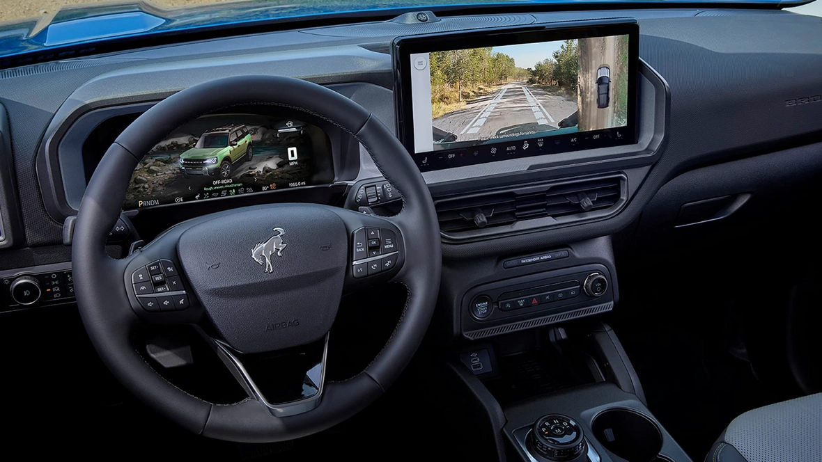 Tableau de bord technologique du Ford Bronco Sport 2026 avec écrans numériques.