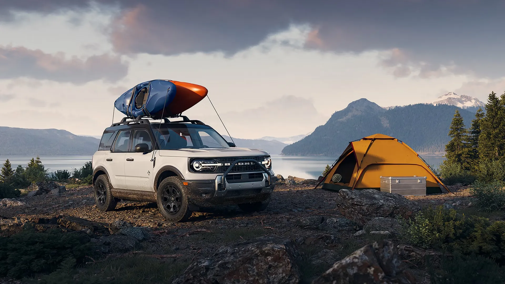 Ford Bronco Sport 2026 équipé pour une escapade de camping au bord d'un lac.