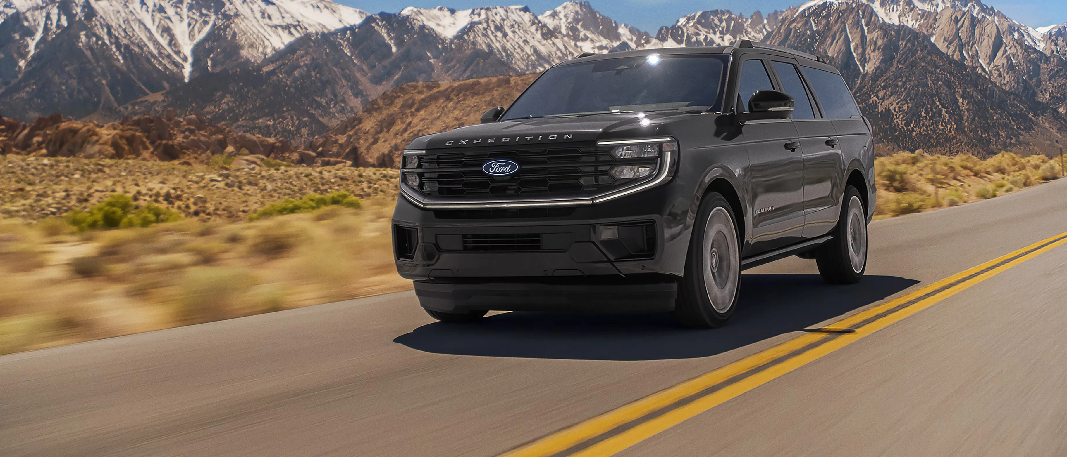 Ford Expedition 2027 noir roulant sur une route de montagne, dans la section consacrée aux moteurs V6 EcoBoost.