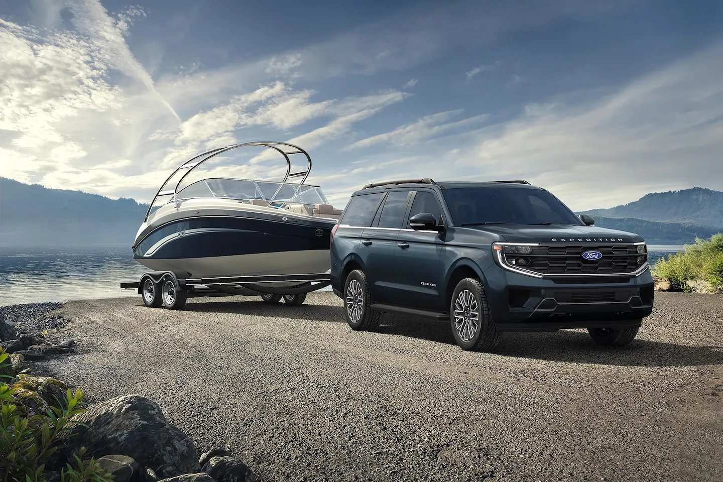 Ford Expedition 2027 remorquant un bateau sur une remorque près d’un plan d’eau.