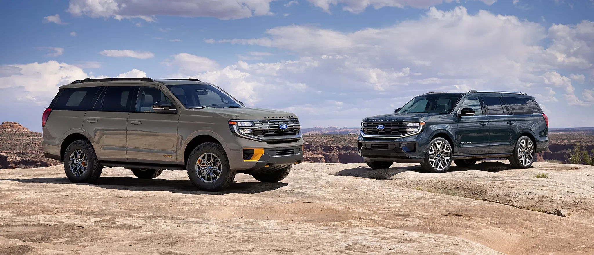 Ford Expedition et Expedition MAX 2027 côte à côte sur un plateau rocheux pour illustrer leurs dimensions.