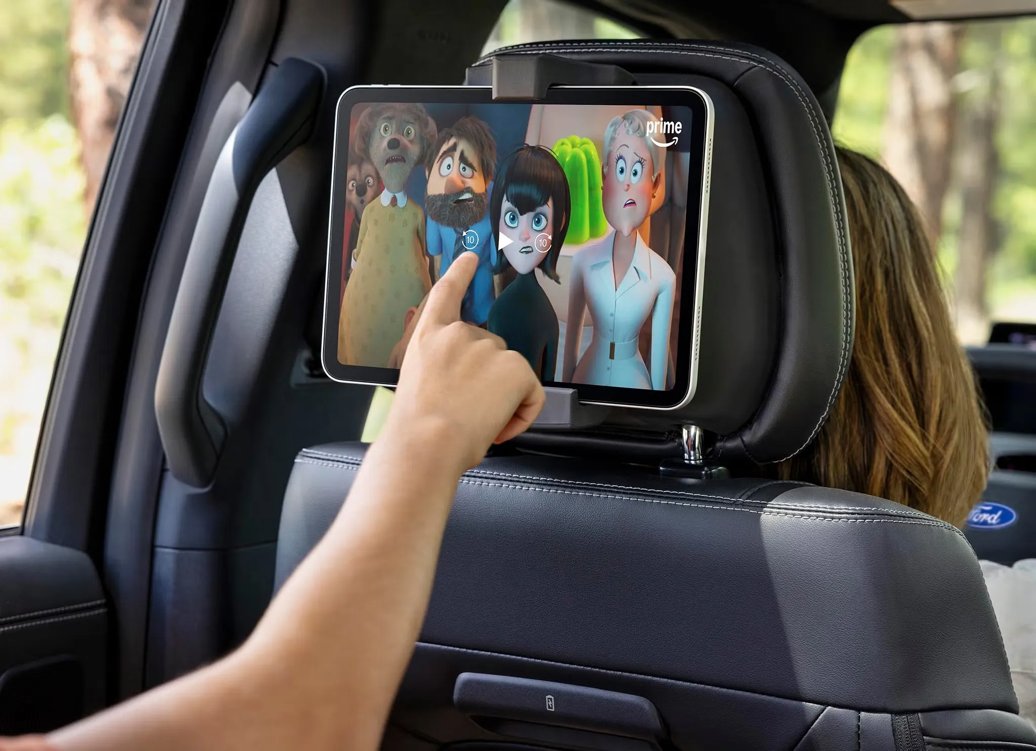 Tablette fixée à un appuie-tête du Ford Expedition 2027 pour le divertissement des passagers arrière.