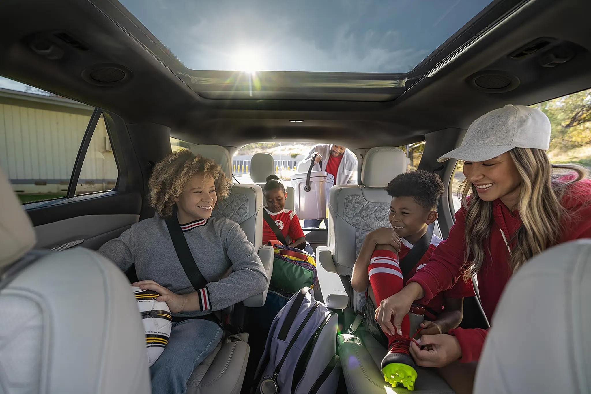 Famille installée dans les rangées arrière du Ford Explorer 2027 sous le toit panoramique.