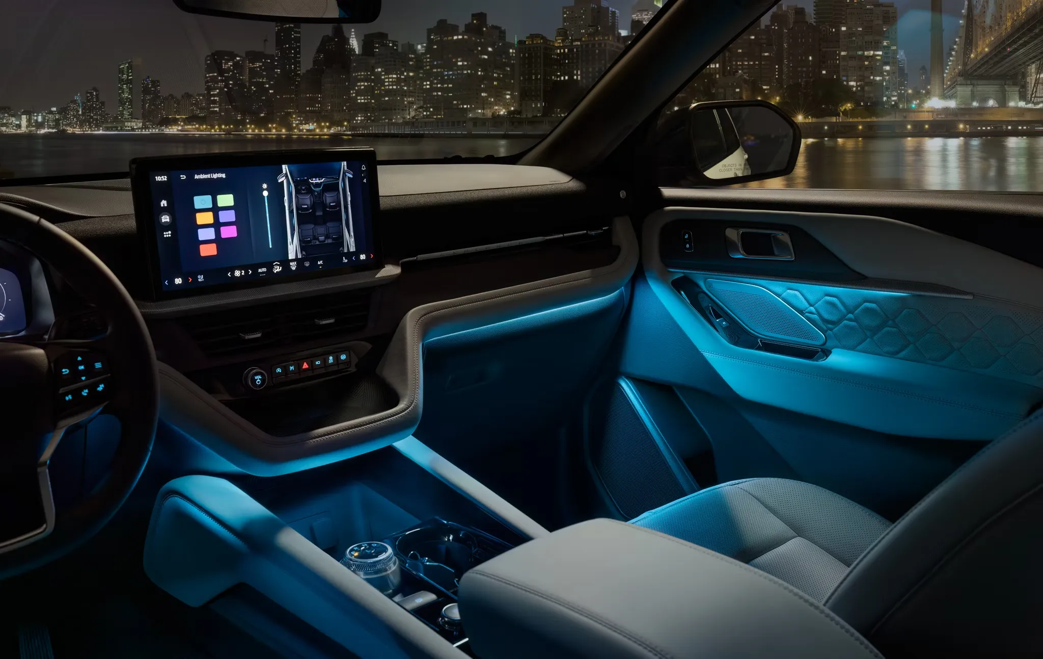 Tableau de bord, console centrale et siège avant du Ford Explorer 2027 avec éclairage d’ambiance bleu.