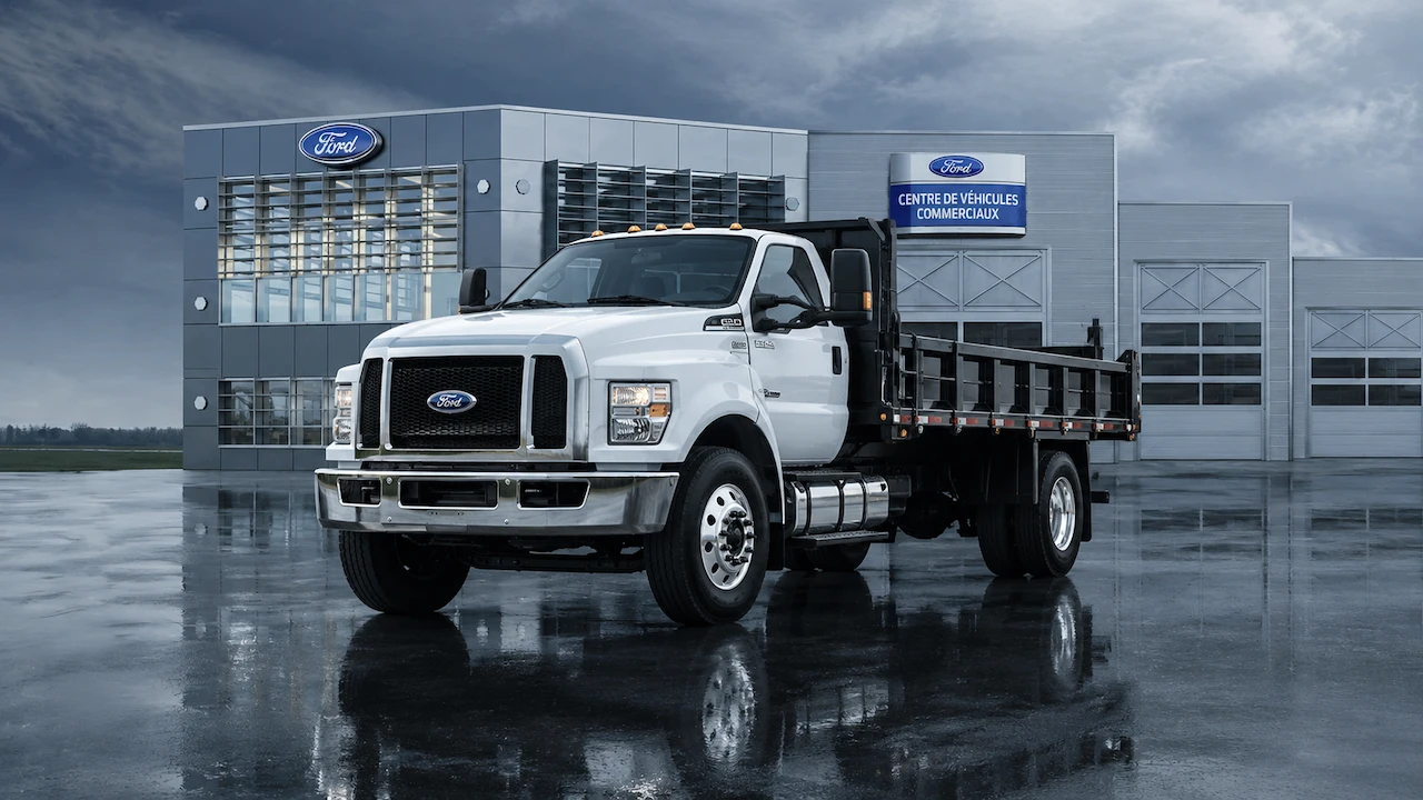 Ford F-650 blanc devant le centre de véhicules commerciaux Desjardins Auto Collection Québec.