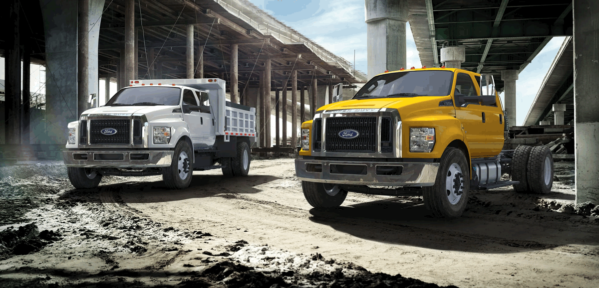 Ford F-750 à benne basculante et Ford F-750 à châssis-cabine sur un chantier.