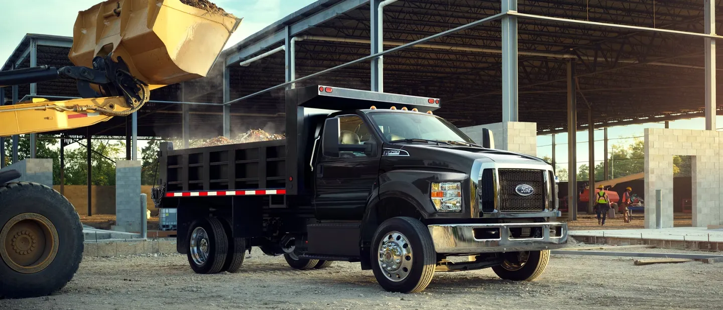Ford F-750 noir à benne basculante conçu pour transporter de lourdes charges.