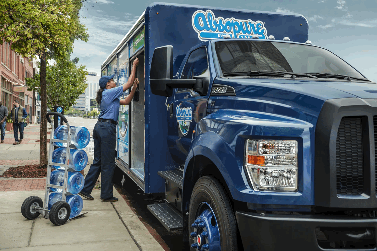 Camion de livraison Ford F-750 bleu conçu pour les activités commerciales.