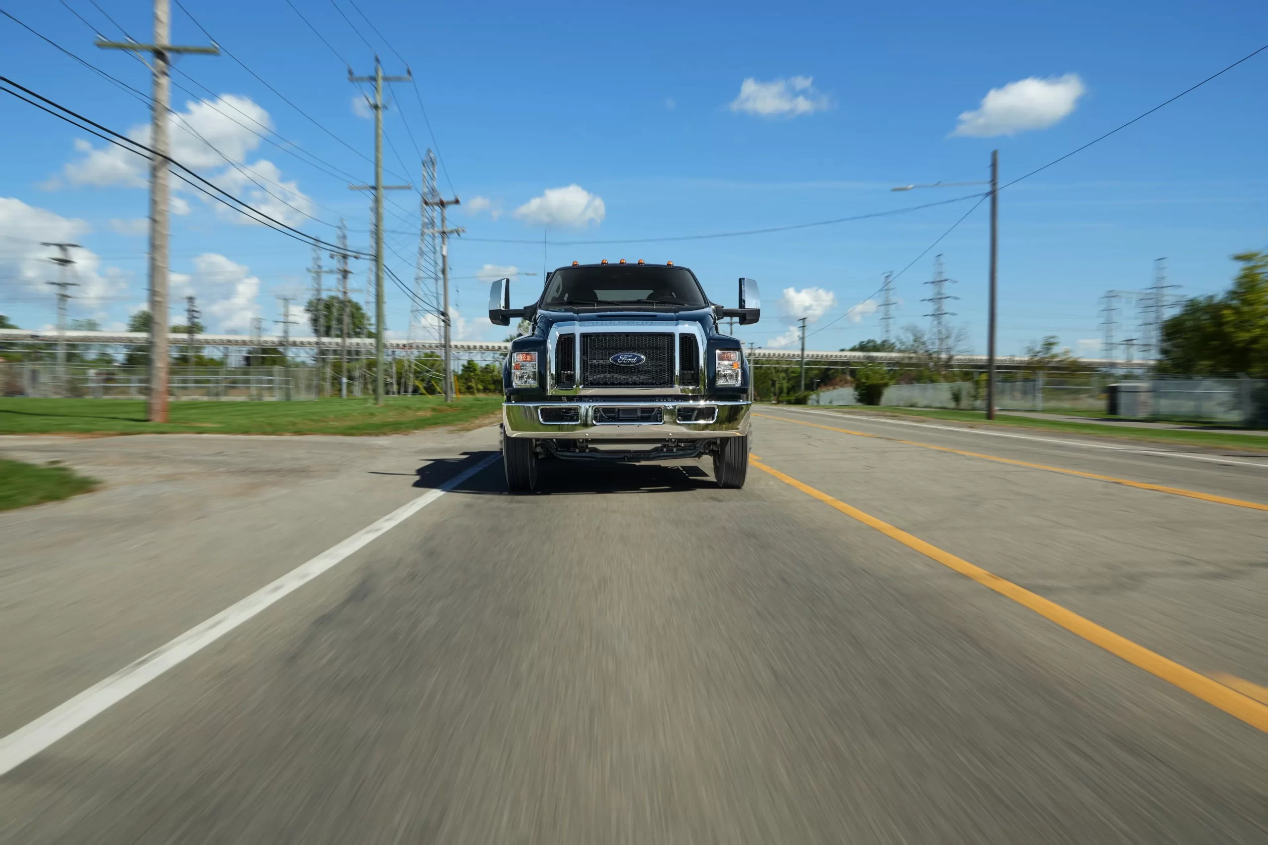 Ford F-750 circulant sur la route pour effectuer des travaux commerciaux.