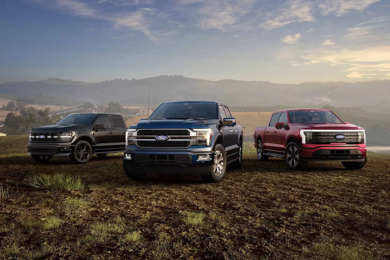 Trois versions du Ford F-150 2026 réunies dans un paysage naturel.